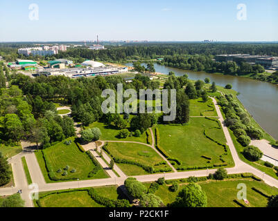 Dans l'étang du parc de la Victoire à Zelenograd dans Moscou, Russie Banque D'Images