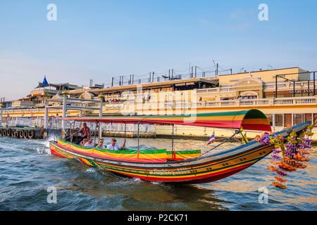 Thaïlande, Bangkok, Phra Nakhon district, bateau "long tail" sur la rivière Chao Phraya en face de Yodpiman River Walk Banque D'Images