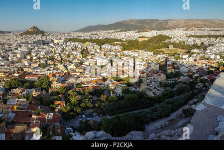 Athènes, Grèce cityscape vue de l'Acropole avec Lycabetous Hill dans l'arrière-plan Banque D'Images