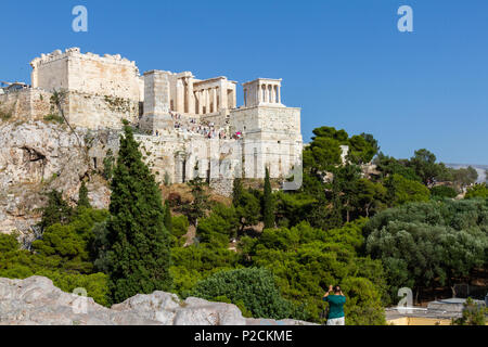 Prendre une photo d'l'acropole d'Athènes, Grèce à partir d'une colline rocheuse, à travers l'Acropole rock Banque D'Images