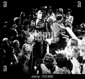 Le chanteur américain Elvis Presley (1935-1977) d'effectuer au cours de sa '68 Comeback Special' sur NBC TV en 1968. Banque D'Images