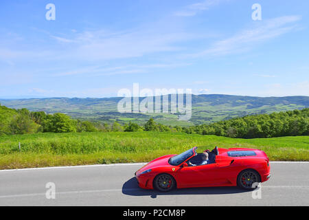 Spider, Ferrari, Ferrari Cabrio Hommage Club, Oldtimer, sur la route du paysage toscan, Oldtimer, voitures de course, Mille Miglia, 1 Banque D'Images