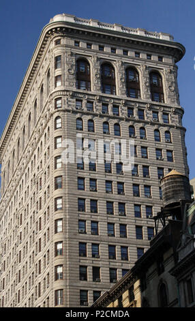 . Anglais : le Flatiron Building (ou Fuller Building, comme il a été appelé à l'origine) est situé au 175, 5e Avenue dans le quartier de Manhattan, New York City et est considéré comme un gratte-ciel. À la fin de 1902, il a été l'un des plus hauts bâtiments de la ville et le seul gratte-ciel au nord de la 14e Rue. Le bâtiment est situé sur une île triangulaire-bloc formé par la Cinquième Avenue, Broadway et la 22e Rue Est, avec la 23e Rue, le triangle du nord du pâturage (uptown) maximum. Qu'avec de nombreux autres bâtiments en forme de coin, le nom "Flatiron" provient de sa ressemblance avec un cast Banque D'Images