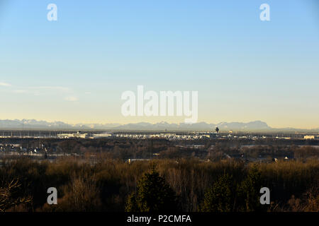 Vue sur l'aéroport de Munich, Franz Josef Strauss, MUC, Munich Airport Center, MAC, Terminal 2, Satellit, Tour, Alpen, Freising, Erdi Banque D'Images