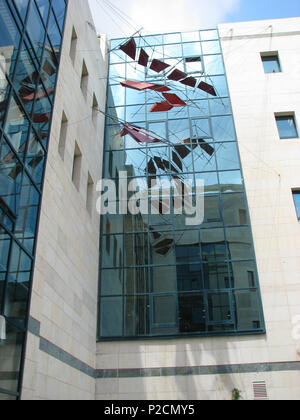 . Anglais : BIRSD. sculpture. en aluminium, fer à repasser, câbles situé dans Ha-Emeq l'hôpital (le bâtiment central), Afula, Israël. La sculpture a été sélectionné dans un concours 'Environnement de Santé Projet' de 'base' école de sculpture et de l'hôpital Ha-Emeq ? ? ? ? ? ? ? ? ? ? ? ?.  ? ? ?  ? ?  ? ? ? ?  ? ? ? ?- ? ? ? ?  ? ? ? ? 2011.  ? ? ? ? ?  ? ? ? ? ? : 2011 ? ? ? ? ? ? ? ? ? ? ? ? ? ? ?, ? ? ? ?  ? ? ? ? ? ?  ? ? ? ? ? ? : 1,5 à 5,0 ? ' ? ? ? ?  ? ? ? ?  ? ? ? ? ?  ? ? ? ? ( ? ? ? ? ? ?  ? ? ? ? ? ?), ? ? ? ? ?, ? ? ? ? ?  ? ? ? ? ? ? ? ? ? ?  ? ? ? ?  ? ? ? ? ? ?  ? ? ? ? ? ' ? ? ? ? ? ? ?  ? ? ? ? ?  ? ? ? ? ? ?' ? ?  ? ? ?  ? ? ? ?  ? ? ? ? ? ? ' ? ? ? ?' ? ? ? ?  ? ? ? ? ?  ? ? ? ?  ? ? ? ? ? ? . 5 août 2012, 10:51:57. 3 Tuval-Marx Daphna Afula HaEmek Medical 100 Banque D'Images