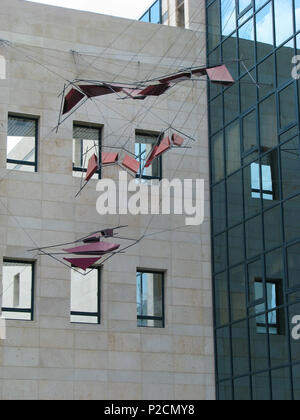 . Anglais : BIRSD. sculpture. en aluminium, fer à repasser, câbles situé dans Ha-Emeq l'hôpital (le bâtiment central), Afula, Israël. La sculpture a été sélectionné dans un concours 'Environnement de Santé Projet' de 'base' école de sculpture et de l'hôpital Ha-Emeq ? ? ? ? ? ? ? ? ? ? ? ?.  ? ? ?  ? ?  ? ? ? ?  ? ? ? ?- ? ? ? ?  ? ? ? ? 2011.  ? ? ? ? ?  ? ? ? ? ? : 2011 ? ? ? ? ? ? ? ? ? ? ? ? ? ? ?, ? ? ? ?  ? ? ? ? ? ?  ? ? ? ? ? ? : 1,5 à 5,0 ? ' ? ? ? ?  ? ? ? ?  ? ? ? ? ?  ? ? ? ? ( ? ? ? ? ? ?  ? ? ? ? ? ?), ? ? ? ? ?, ? ? ? ? ?  ? ? ? ? ? ? ? ? ? ?  ? ? ? ?  ? ? ? ? ? ?  ? ? ? ? ? ' ? ? ? ? ? ? ?  ? ? ? ? ?  ? ? ? ? ? ?' ? ?  ? ? ?  ? ? ? ?  ? ? ? ? ? ? ' ? ? ? ?' ? ? ? ?  ? ? ? ? ?  ? ? ? ?  ? ? ? ? ? ? . 5 août 2012, 10:51:57. 3 Tuval-Marx Daphna Afula HaEmek Medical 100 Banque D'Images