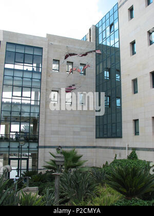 . Anglais : BIRSD. sculpture. en aluminium, fer à repasser, câbles situé dans Ha-Emeq l'hôpital (le bâtiment central), Afula, Israël. La sculpture a été sélectionné dans un concours 'Environnement de Santé Projet' de 'base' école de sculpture et de l'hôpital Ha-Emeq ? ? ? ? ? ? ? ? ? ? ? ?.  ? ? ?  ? ?  ? ? ? ?  ? ? ? ?- ? ? ? ?  ? ? ? ? 2011.  ? ? ? ? ?  ? ? ? ? ? : 2011 ? ? ? ? ? ? ? ? ? ? ? ? ? ? ?, ? ? ? ?  ? ? ? ? ? ?  ? ? ? ? ? ? : 1,5 à 5,0 ? ' ? ? ? ?  ? ? ? ?  ? ? ? ? ?  ? ? ? ? ( ? ? ? ? ? ?  ? ? ? ? ? ?), ? ? ? ? ?, ? ? ? ? ?  ? ? ? ? ? ? ? ? ? ?  ? ? ? ?  ? ? ? ? ? ?  ? ? ? ? ? ' ? ? ? ? ? ? ?  ? ? ? ? ?  ? ? ? ? ? ?' ? ?  ? ? ?  ? ? ? ?  ? ? ? ? ? ? ' ? ? ? ?' ? ? ? ?  ? ? ? ? ?  ? ? ? ?  ? ? ? ? ? ? . 5 août 2012, 10:51:57. 3 Tuval-Marx Daphna Afula HaEmek Medical 100 Banque D'Images