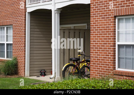 Les objets laissés sur les patios dans un complexe d'appartements dans le sud de l'Alabama, USA. Banque D'Images