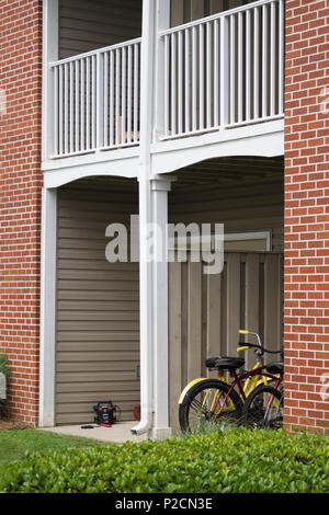 Les objets laissés sur les patios dans un complexe d'appartements dans le sud de l'Alabama, USA. Banque D'Images