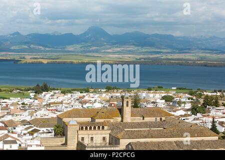 Espagne, Andalousie, province de Cadix, Bornos, route des villages blancs (Ruta de los Pueblos Blancos), parc naturel Sierra de Grazalema, le village, le monastère Corpus Christi et Grazalema gamme de montagne dans l'arrière-plan Banque D'Images