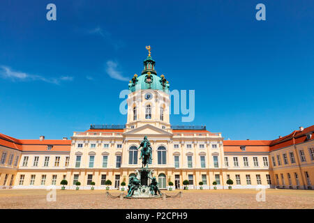 Entrée principale de la cour le château de Charlottenburg à Berlin. L'Allemagne. Banque D'Images