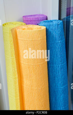 Plusieurs rouleaux de papier crêpé de couleur pour l'artisanat. Banque D'Images