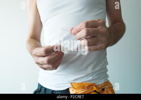 Membre de gangs et de drogues offrant du crack dans un petit sachet plastique, Close up of hands with selective focus Banque D'Images