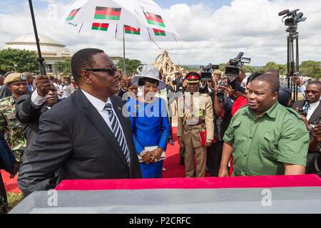 Le président Peter Mutharika supervise l'ivoire cérémonie programmée à Lilongwe au Malawi du terrain du Parlement à laquelle aucun l'ivoire a été brûlé. Banque D'Images