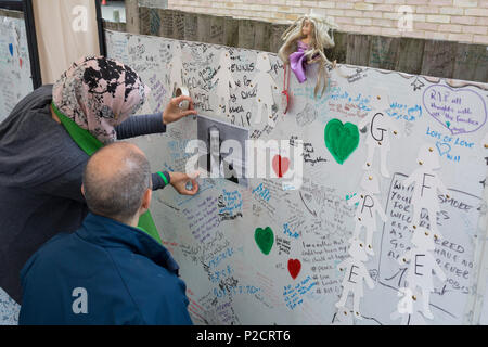 Parents d'un père tué dans l'incendie de Grenfell, le premier anniversaire de la catastrophe en tour, le 14 juin 2018, à Londres, en Angleterre. 72 personnes sont mortes lors de la tour dans le quartier de Kensington et Chelsea ont été tués dans ce qui a été appelé le plus grand feu depuis WW2. Les 24 étages de la tour de l'édifice Grenfell appartements de logement public dans le nord de Kensington, l'ouest de Londres, Royaume-Uni. Il a causé 72 décès, sur les 293 personnes dans l'immeuble, dont 2 qui s'est échappé et est mort à l'hôpital. Plus de 70 ont été blessés et traumatisés de gauche. Un 72-deuxième silence national a eu lieu à midi, aussi observ Banque D'Images