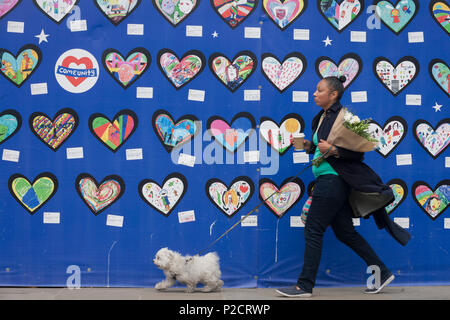 Les résidents locaux sur le premier anniversaire de la tour de Grenfell désastre où les écoliers ont dessiné des images et des messages, le 14 juin 2018, à Londres, en Angleterre. 72 personnes sont mortes lors de la tour dans le quartier de Kensington et Chelsea ont été tués dans ce qui a été appelé le plus grand feu depuis WW2. Les 24 étages de la tour de l'édifice Grenfell appartements de logement public dans le nord de Kensington, l'ouest de Londres, Royaume-Uni. Il a causé 72 décès, sur les 293 personnes dans l'immeuble, dont 2 qui s'est échappé et est mort à l'hôpital. Plus de 70 ont été blessés et traumatisés de gauche. Un 72-deuxième national sile Banque D'Images