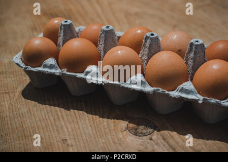 Farm Fresh brown œufs sur une table en bois brun. Banque D'Images