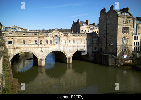 Le pont Pulteney sur la rivière Avon, dans le centre-ville de Bath England UK Banque D'Images