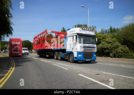 Transport lourd camion routier Le transport de structure métallique large Lancashire England uk de charge Banque D'Images