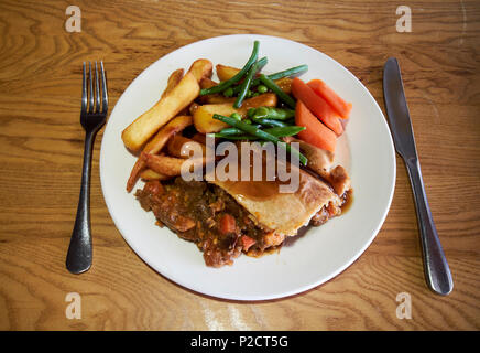 Tarte steak-frites et légumes 2 repas produits localement dans la région de Cumbria England UK Banque D'Images