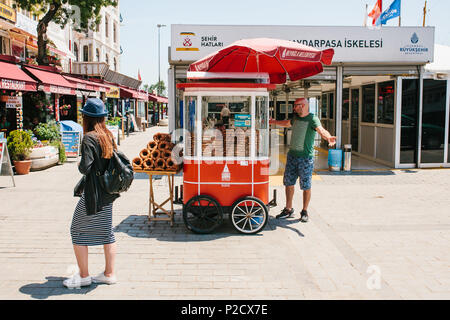 Istanbul, 17 juin 2017 : Vente d'un bagel traditionnel turc appelé Simit. Les Turcs. L'alimentation de rue Banque D'Images