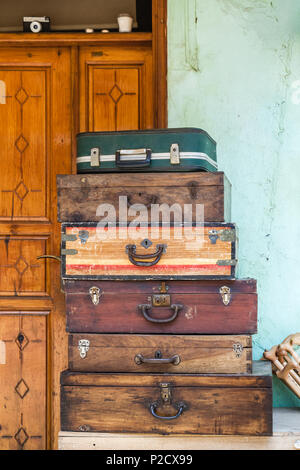 Divers valises en bois ancien modèle dans une boutique d'antiquités Banque D'Images