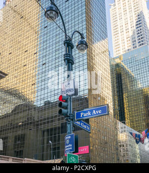 New York typique avec des directions d'orientation et les feux de circulation, à la jonction de Park Avenue et de la 42e rue à Manhattan Banque D'Images