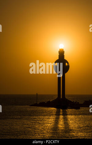 Le soleil se couche derrière le plus haut phare dans le monde, situé à Port Jeddah, Arabie saoudite. Banque D'Images