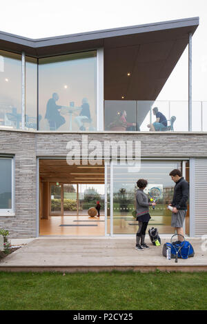 Vue détaillée de l'extérieur façade Est. Tennis Loisirs Canoe Lake Pavilion, Southsea, Royaume-Uni. Architecte : PAD Studio, 2017. Banque D'Images