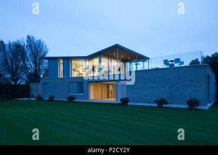 Vue extérieure de la façade est au crépuscule. Tennis Loisirs Canoe Lake Pavilion, Southsea, Royaume-Uni. Architecte : PAD Studio, 2017. Banque D'Images