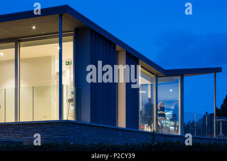 Détail de façade est au crépuscule. Tennis Loisirs Canoe Lake Pavilion, Southsea, Royaume-Uni. Architecte : PAD Studio, 2017. Banque D'Images