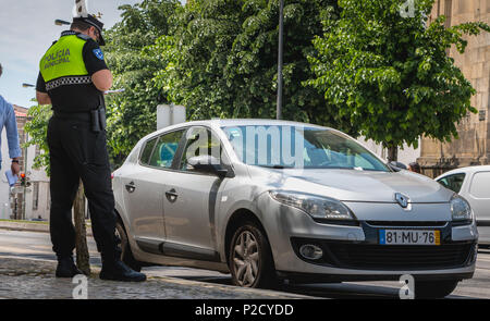 Paris, France - 23 mai 2018 : policier vérifie et écrit une contravention sur une voiture dans le centre-ville un jour de printemps Banque D'Images