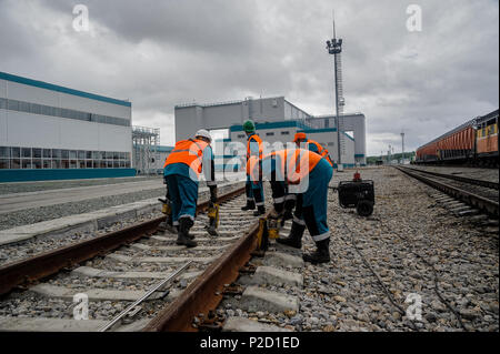 Tobolsk, Russie - le 15 juillet. 2016 : société Sibur. Denisovka gare. Les travailleurs des chemins de la réparation des rails dans un temps pluvieux Banque D'Images