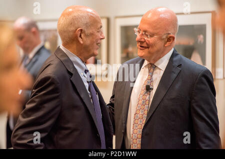 Bob Inman et James Clapper Dans un discours à la LBJ Presidential Library le Jeudi, Septembre 22nd, 2016, Directeur du Renseignement National, James Clapper a examiné la sécurité nationale alors que nous nous préparons pour une année d'élection, changement de la Maison Blanche. Après son discours, l'amiral Bob Inman, ancien directeur de l'Agence nationale de sécurité et le directeur adjoint de la CIA, et Stephen Hadley, ancien conseiller national de sécurité, s'est joint à Clapper sur scène pour une conversation animée par le Directeur de la Bibliothèque LBJ Mark Updegrove sur l'appuyant sur des questions de sécurité nationale auxquels notre nation. Bibliothèque LBJ photo par Jay Dieu Banque D'Images