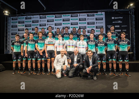 . Anglais : BORA-hansgrohe Jersey 2018 Décembre 2017 Présentation de l'équipe à Schiltach Deutsch : BORA-hansgrohe Équipe Jersey 2018 Präsentation 2017 à Schiltach . 7 décembre 2017, 17:51:41. Hansgrohe SE / Ulrike Klumpp 8 BORA-hansgrohe Team 2018 Banque D'Images