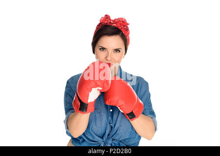 Belle jeune femme pin up in boxing gloves looking at camera isolated on white Banque D'Images