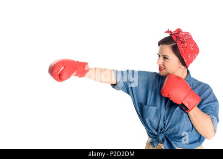 Taille plus femme attrayante dans des gants de boxe frapper isolated on white Banque D'Images