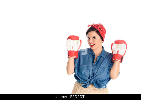 Belle femme pin up in boxing gloves smiling at camera isolated on white Banque D'Images