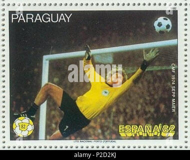 . Deutsch : aus Safe Paraguay zur Fußball-Weltmeisterschaft 1982 in Spanien : voir mit dem deutschen Torhüter Sepp Maier im Jahre 1974 English : Cachet du Paraguay de la Coupe du Monde de Football 1982 en Espagne : Scène avec le gardien allemand Sepp Maier dans l'année 1974 . 1982. Chargé par R-F-AL (discuter | Contributions | Gallery) (Allemand ) 21982-paraguay-wm-Espagne-3-sepp Banque D'Images