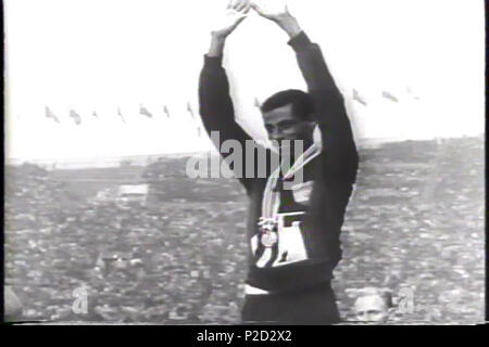 . Anglais : Abebe Bikila avec médaille olympique d'or aux Jeux Olympiques de 1964 à Tokyo . 1964. Universal Studios Abebe Bikila 2 Jeux Olympiques de 1964 Banque D'Images