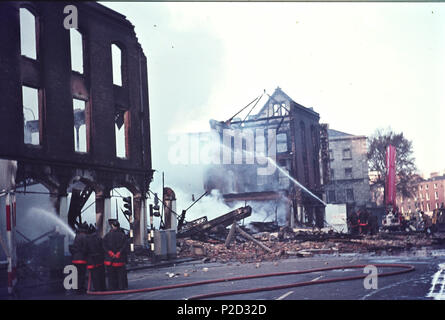 . La suite d'un énorme incendie à Thomas McKenzie & Sons Ltd. sur Pearse Street, Dublin, heureusement situé juste en face de la gare Tara Street Fire. Ce rapport est de la page avant de l'Irish Times, le jour suivant, vendredi 10 avril 1970 : 'une grave congestion de trafic était connu tout au long de la journée dans le centre de Dublin hier à la suite de l'incendie qui a détruit l'ensemble de la quincaillerie à trois étages de Thomas McKenzie et fils, Ltd., à Pearse Street peu après 5 heures ... L'incendie a été le pire connu par les équipes de pompiers de Dublin en cinq ans, selon la ville, ch Banque D'Images