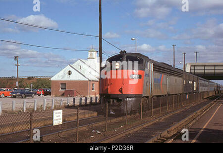 . Anglais : Ex-Penn 295 locomotives centrale tirant un train Amtrak en direction sud sur la route 128 en novembre 1974 . Novembre 1974. Hikki Nagasaki 4 295 Amtrak à Route 128, novembre 1974 Banque D'Images