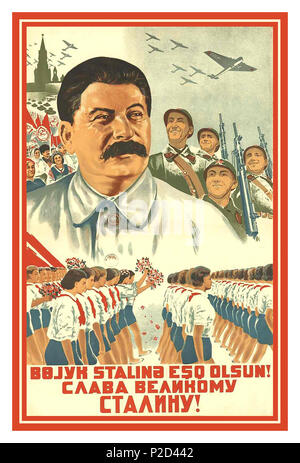 L'Azerbaïdjan soviétique Vintage 1938 affiche de propagande soviétique. 'Je vous salue le grand Staline' avec Staline montre que les plus grandes que nature, chef d'un empire unifié, énorme. Les soldats dans leurs rangs, brandissant le drapeau soviétique. Des avions de voler à l'arrière-plan. Le régime est tout-puissant, Staline est l'architecte. Urss 1930 Banque D'Images