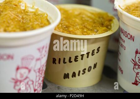 France, Sarthe, Connerre, Claude Segouin, boucherie, préparation des rillettes, l'empotage Banque D'Images