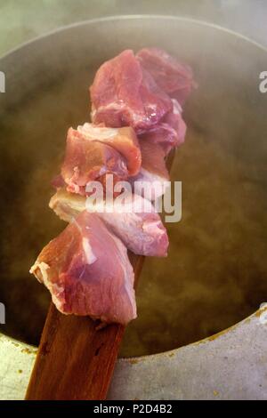 France, Sarthe, Connerre, Claude Segouin, boucherie, la préparation de rillettes, l'ajout de la viande Banque D'Images