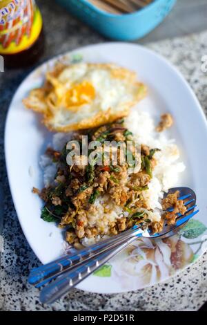 La Thaïlande, le nord de la Thaïlande, du poulet à l'ail et basilic recette chili pepper Banque D'Images