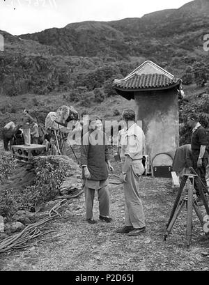 . Teitl Cymraeg gallois/Ffilmio titre : 'L'Auberge du sixième bonheur" Meddgelert Ffotograffydd ym/Photographe : Geoff Charles (1909-2002) Nodyn/Remarque : Une des images de l'ensemble de "l'Auberge du sixième bonheur" dans l'équipage de Beddgelert, montrant et acteurs, y compris Ingrid Bergman. Dyddiad/Date : Juin 12, 1958/Cyfrwng Negydd ffilm : Moyen / Négatif du film Cyfeiriad / Référence : (gch13509) Rhif cofnod / n° :  <a href ='http://cat.llgc.org.uk/cgi-bin/gw/chameleon ?skin =eresources&lng =en&inst =consortium&conf =./chameleon.conf&search =KEYWORD&function =INITREQ&elementcount =1&u1 =12101&op1 =0&t1 =' 3369631 Banque D'Images