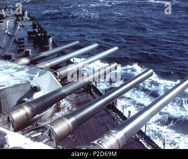 . L'avant 40,6 cm/45 canons de la Marine américaine USS Alabama battleship (BB-60) Train à tribord au cours d'une bataille de l'Atlantique Nord la pratique. Photographié au cours de sa période de rodage, vers décembre 1942 - janvier 1943. Remarque la glace et la neige sur les tourelles et ponts. vers décembre 1942. 20 canons de la marine américaine avant USS Alabama (BB-60) c1942 Banque D'Images