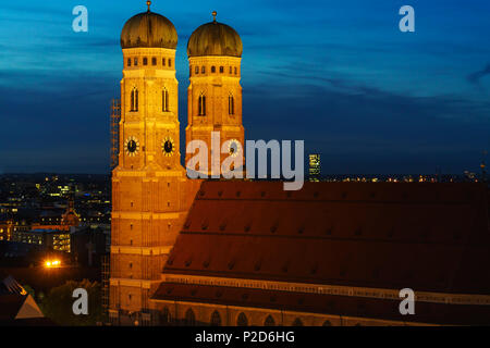 Vue aérienne de Notre-Dame ou de la Frauenkirche de nuit, la ville de Munich, Bavière, Allemagne Banque D'Images