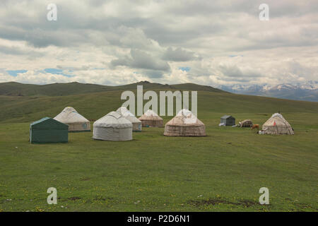 Les yourtes, sous un ciel de nuages, Narat Grasslands, Xinjiang, Chine Banque D'Images